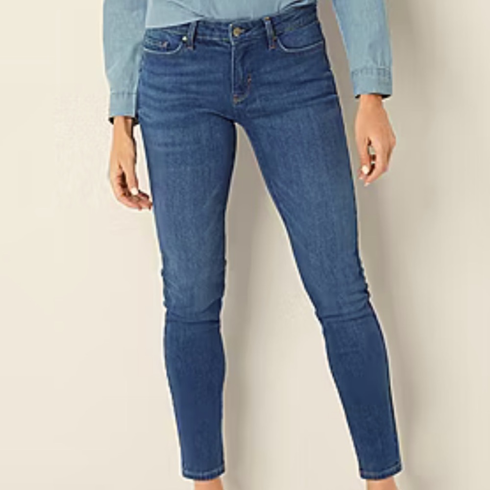a.n.a Mid-rise skinny jean size 6.